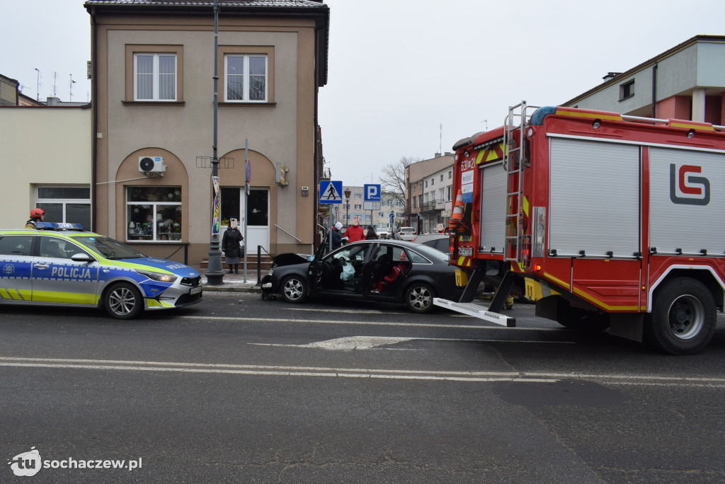 Zderzenie aut na skrzyżowaniu Traugutta z Wąską