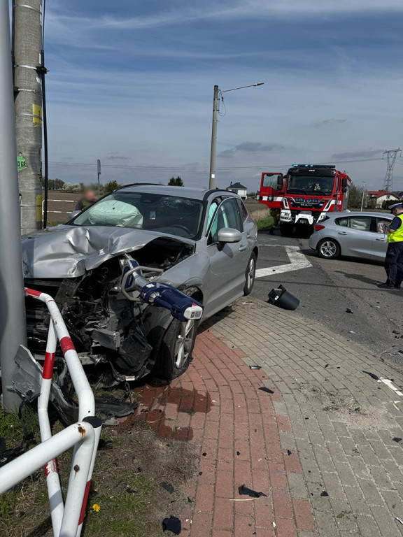 Zderzenie osobówek w Elżbietowie