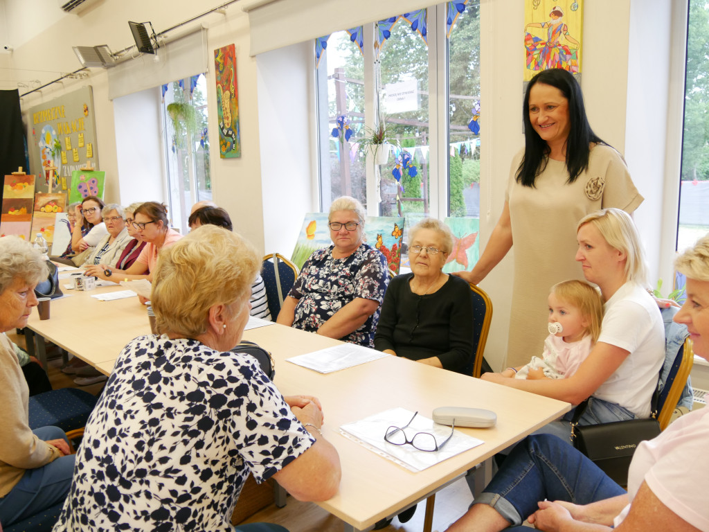 Seniorzy z Młodzieszyna z opaskami bezpieczeństwa