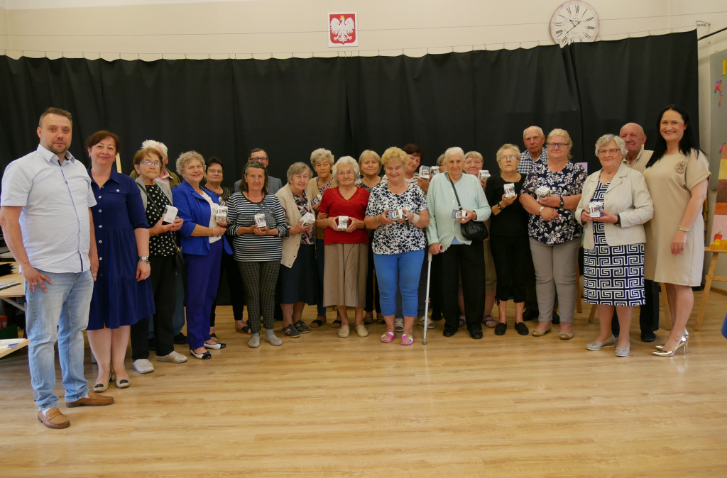 Seniorzy z Młodzieszyna z opaskami bezpieczeństwa