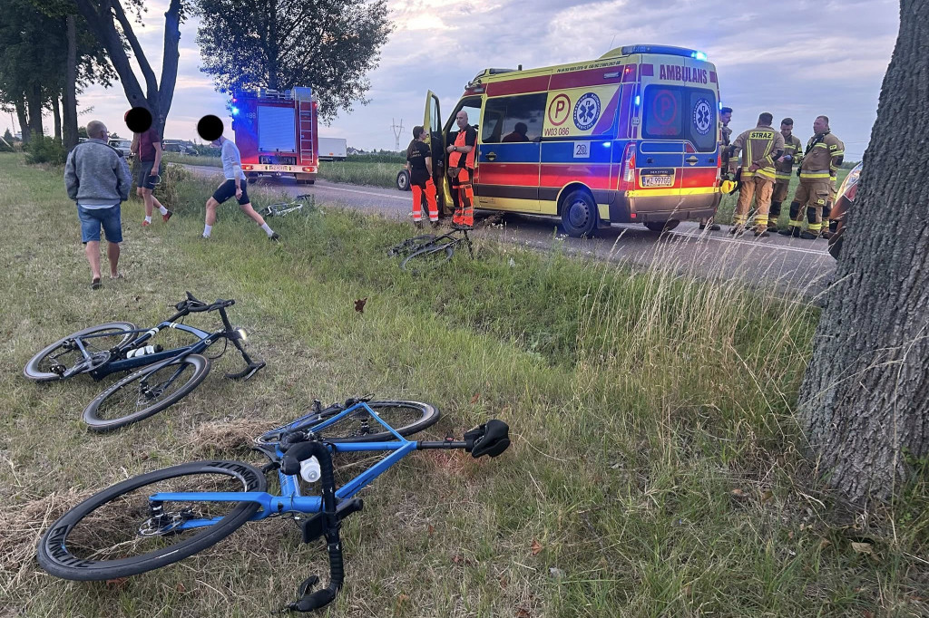 Przewrócili się na jezdni, a traktor wymusił