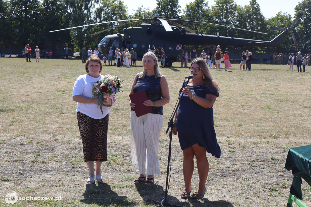 Brzozów Stary z pokazem skoków spadochronowych