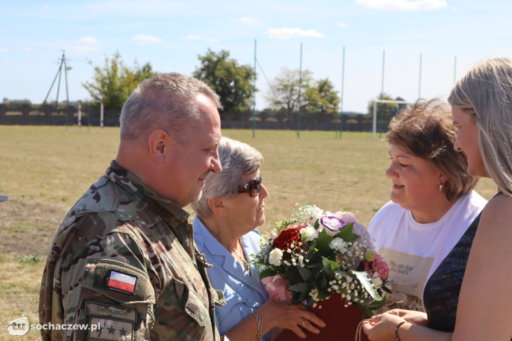 Brzozów Stary z pokazem skoków spadochronowych
