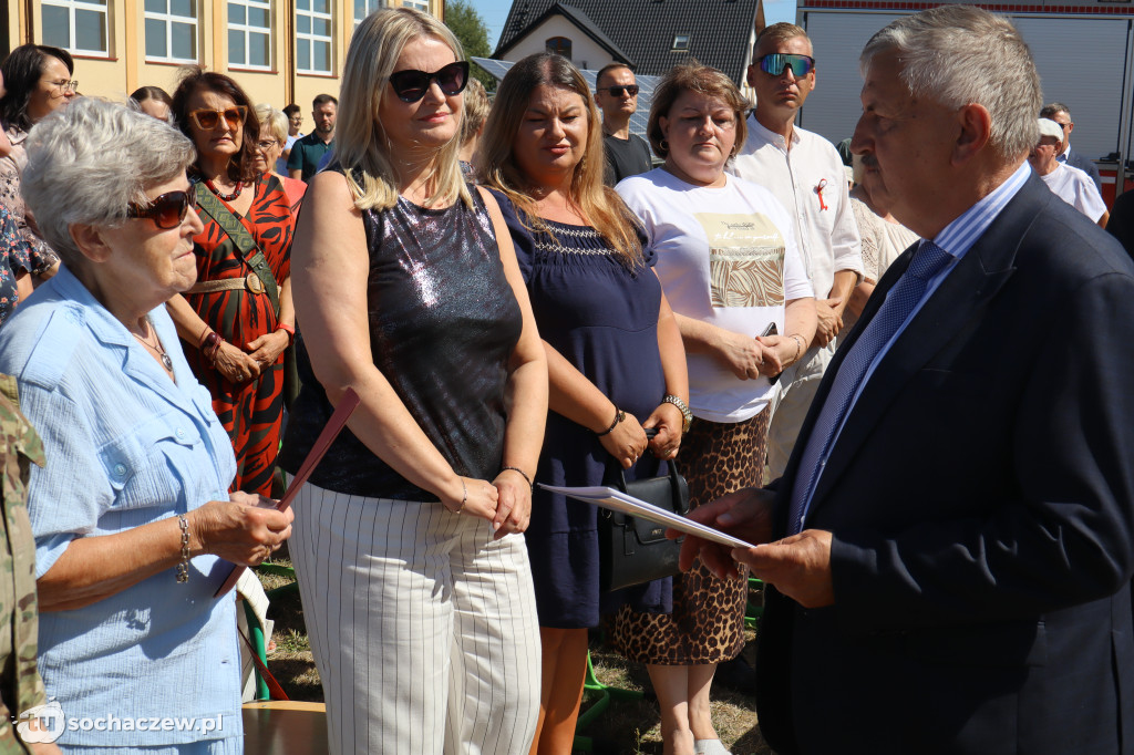 Brzozów Stary z pokazem skoków spadochronowych