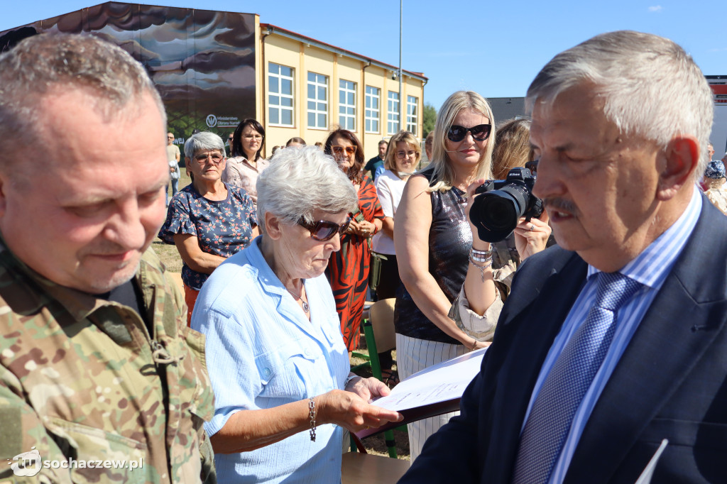 Brzozów Stary z pokazem skoków spadochronowych