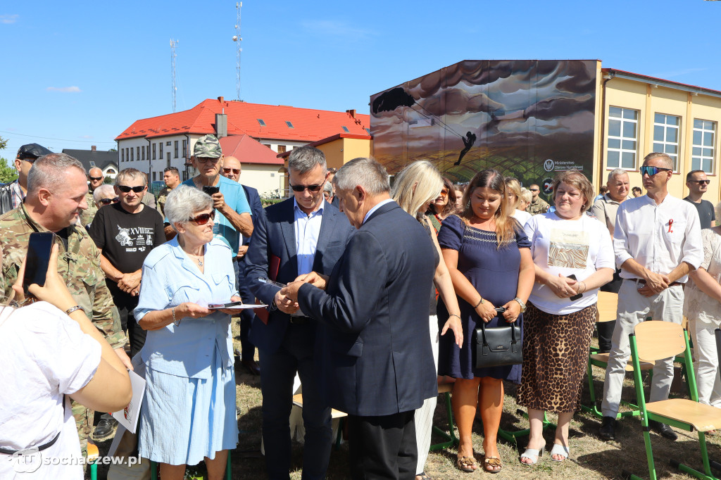 Brzozów Stary z pokazem skoków spadochronowych
