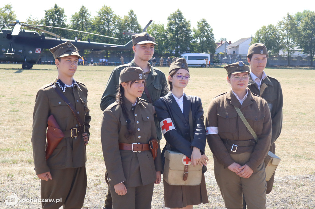 Brzozów Stary z pokazem skoków spadochronowych