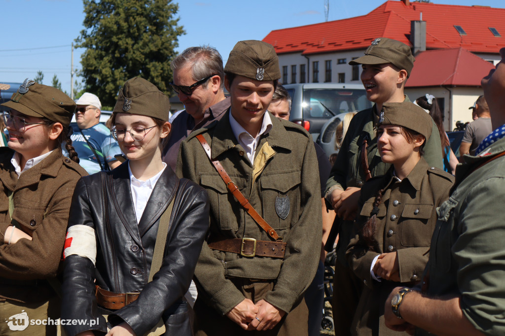 Brzozów Stary z pokazem skoków spadochronowych
