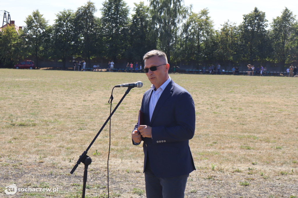 Brzozów Stary z pokazem skoków spadochronowych