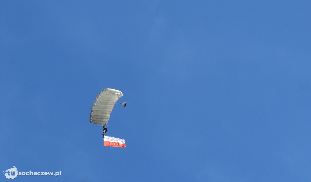 Brzozów Stary z pokazem skoków spadochronowych