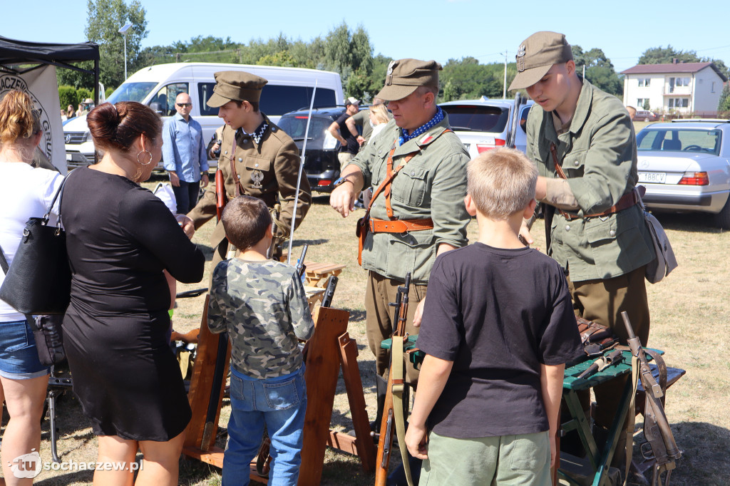 Brzozów Stary z pokazem skoków spadochronowych