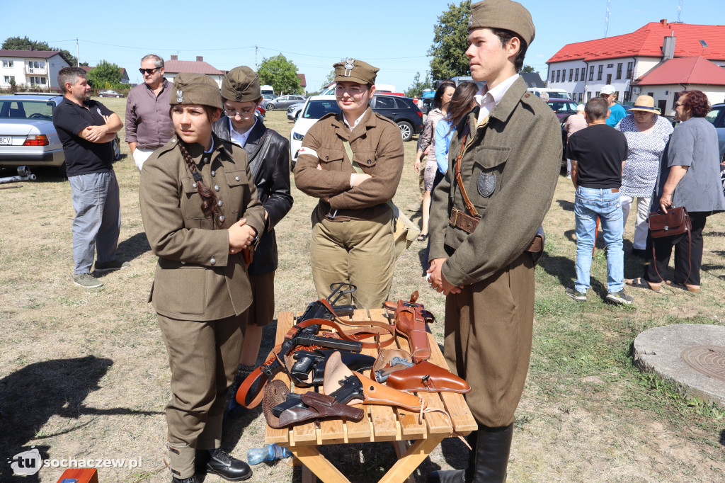 Brzozów Stary z pokazem skoków spadochronowych