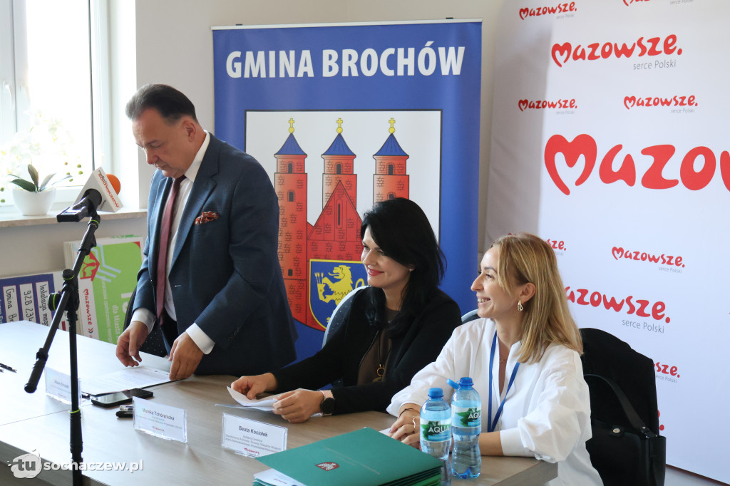Brochów: podpisano umowy z Marszałkiem