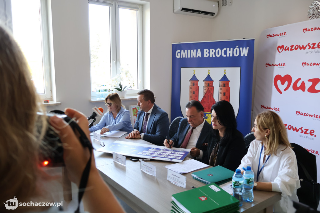 Brochów: podpisano umowy z Marszałkiem