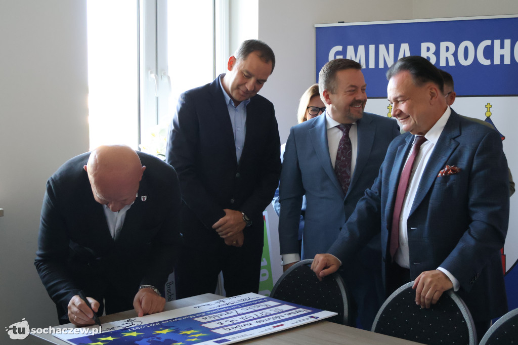 Brochów: podpisano umowy z Marszałkiem