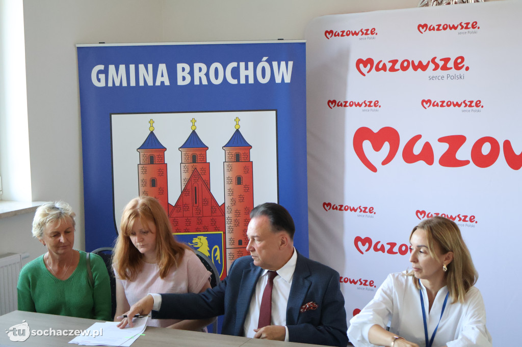 Brochów: podpisano umowy z Marszałkiem