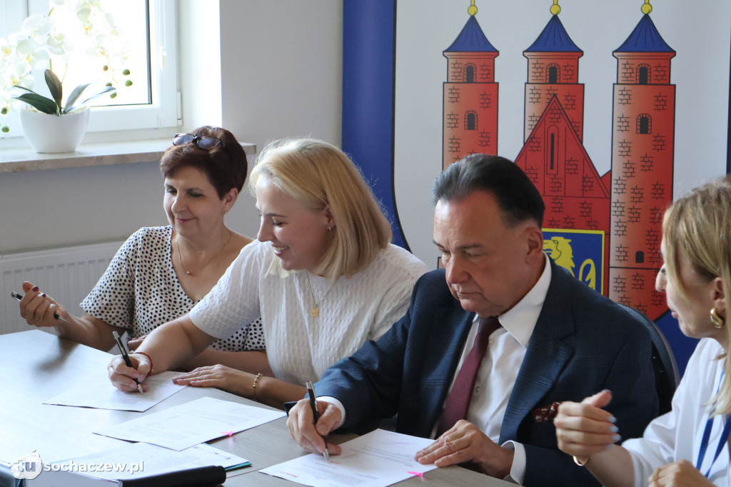 Brochów: podpisano umowy z Marszałkiem