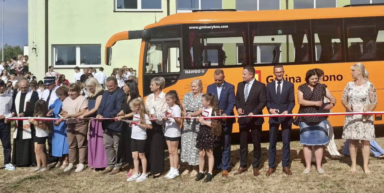 Powitanie szkolnego autobusu w Rybnie