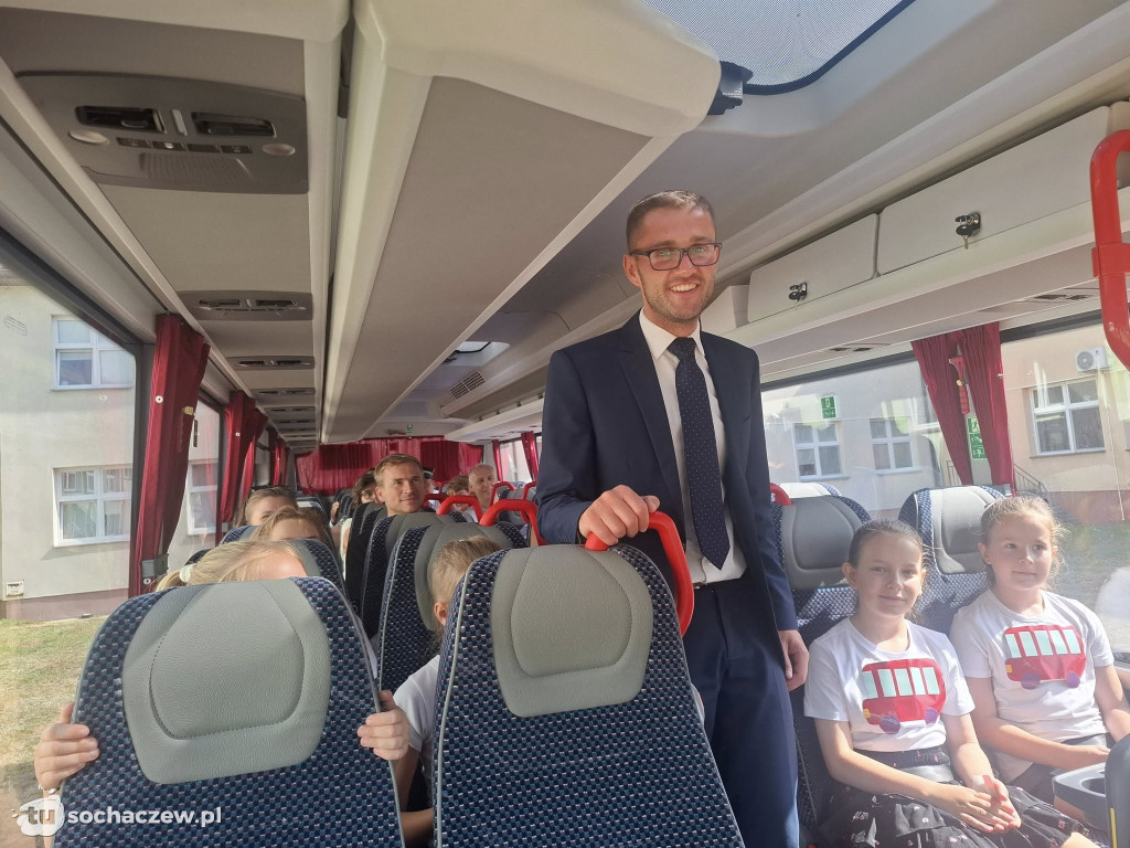 Powitanie szkolnego autobusu w Rybnie