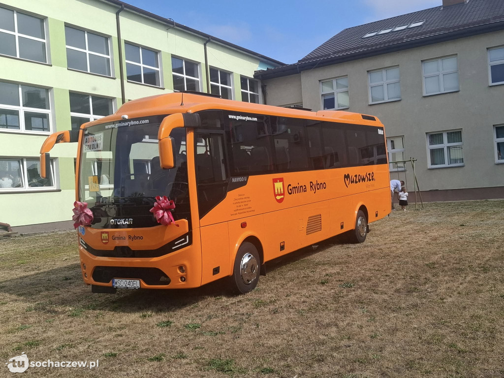 Powitanie szkolnego autobusu w Rybnie