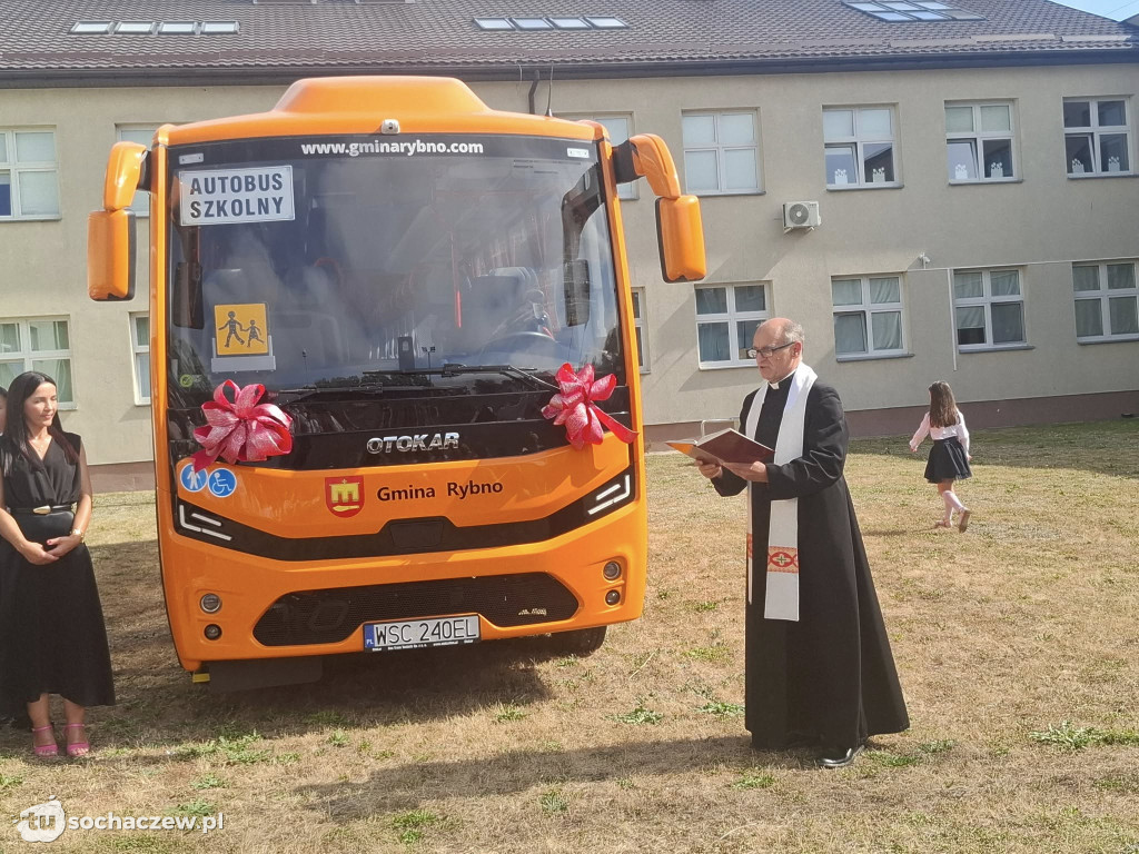 Powitanie szkolnego autobusu w Rybnie