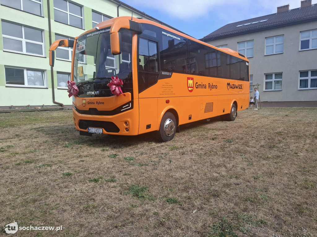 Powitanie szkolnego autobusu w Rybnie