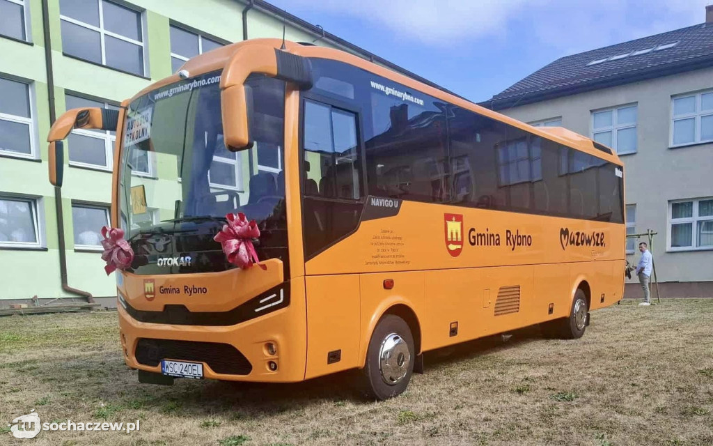 Powitanie szkolnego autobusu w Rybnie