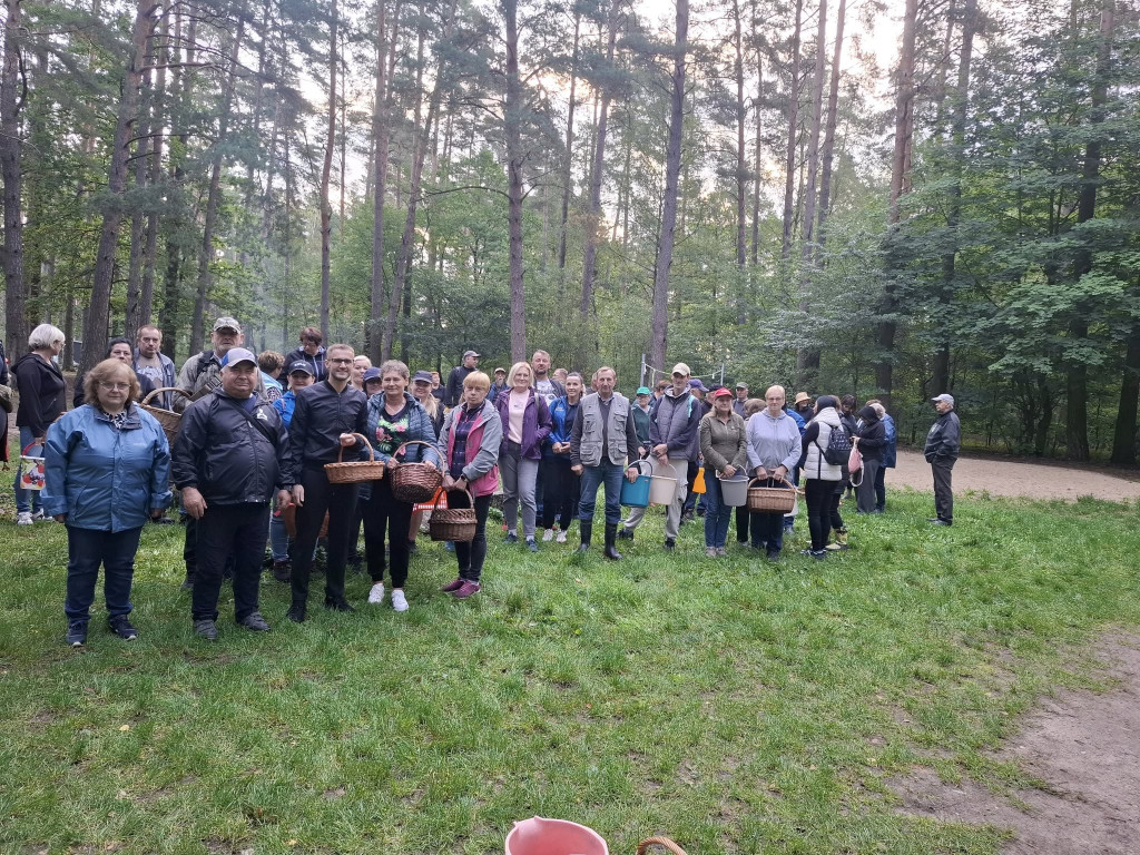 Mieszkańcy Rybna na grzybobraniu