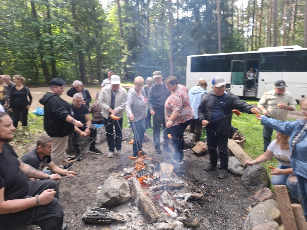 Mieszkańcy Rybna na grzybobraniu