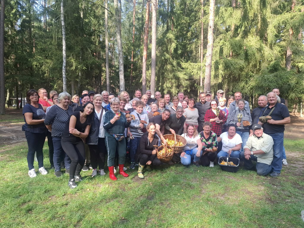 Mieszkańcy Rybna na grzybobraniu