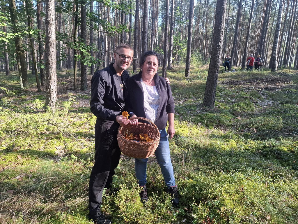Mieszkańcy Rybna na grzybobraniu