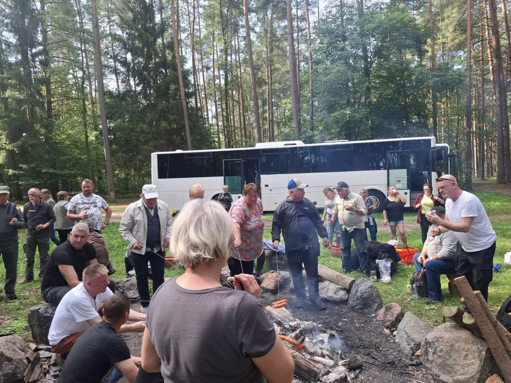 Mieszkańcy Rybna na grzybobraniu