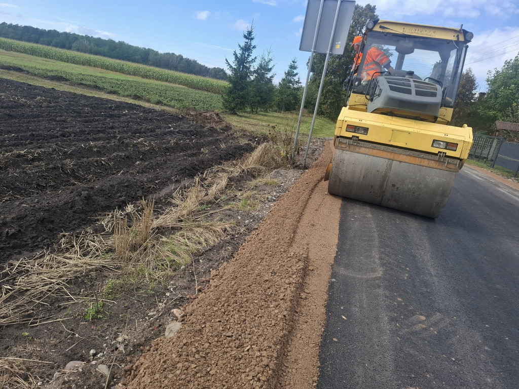 Trwa remont drogi powiatowej Złota - Dębsk