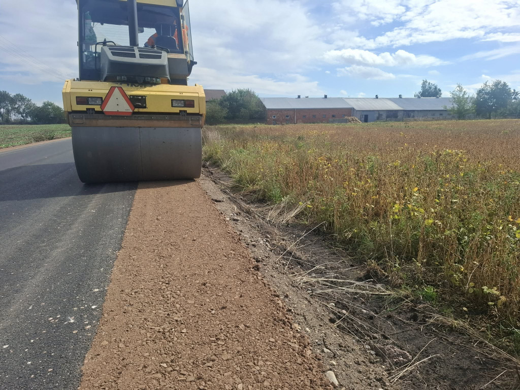 Trwa remont drogi powiatowej Złota - Dębsk