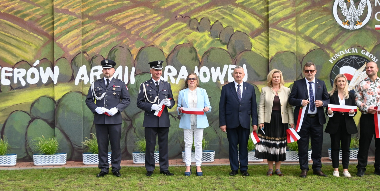 Odsłonięcie muralu w Brzozowie Starym