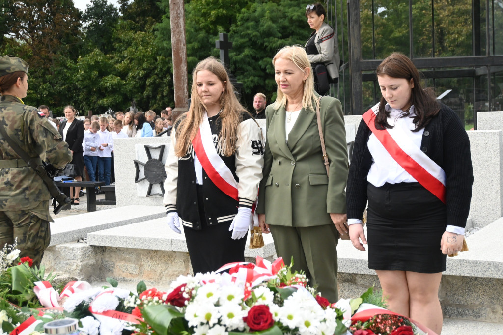 Odsłonięcie muralu w Brzozowie Starym