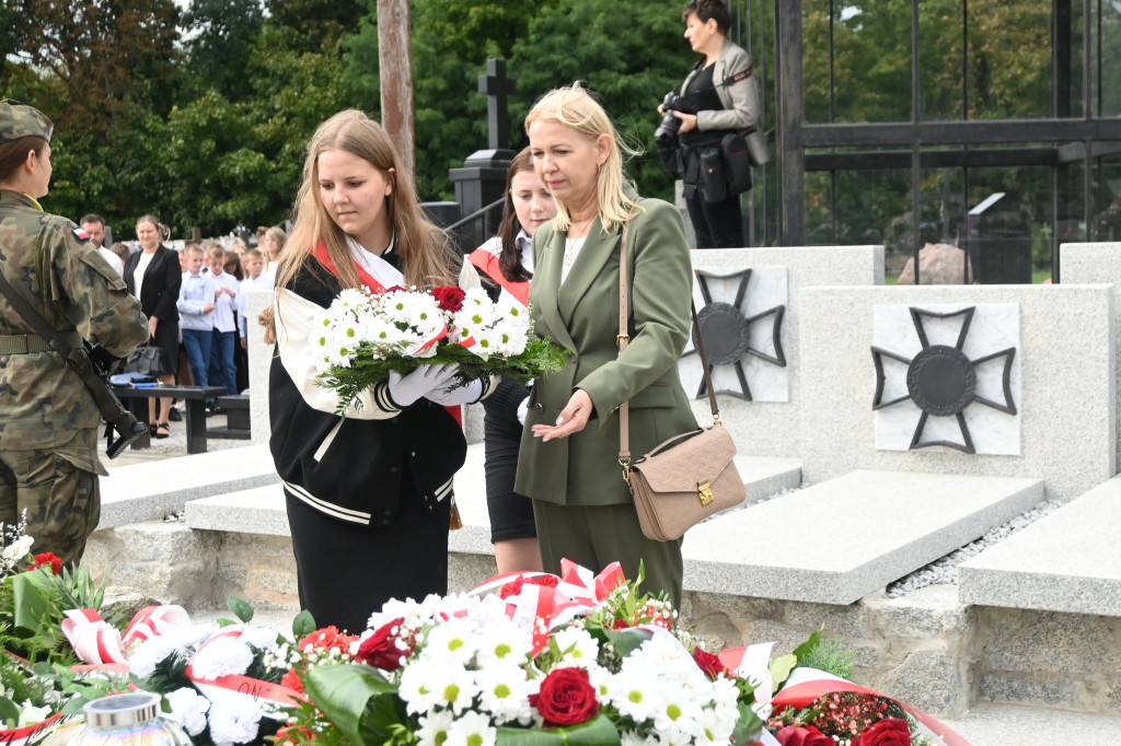 Odsłonięcie muralu w Brzozowie Starym