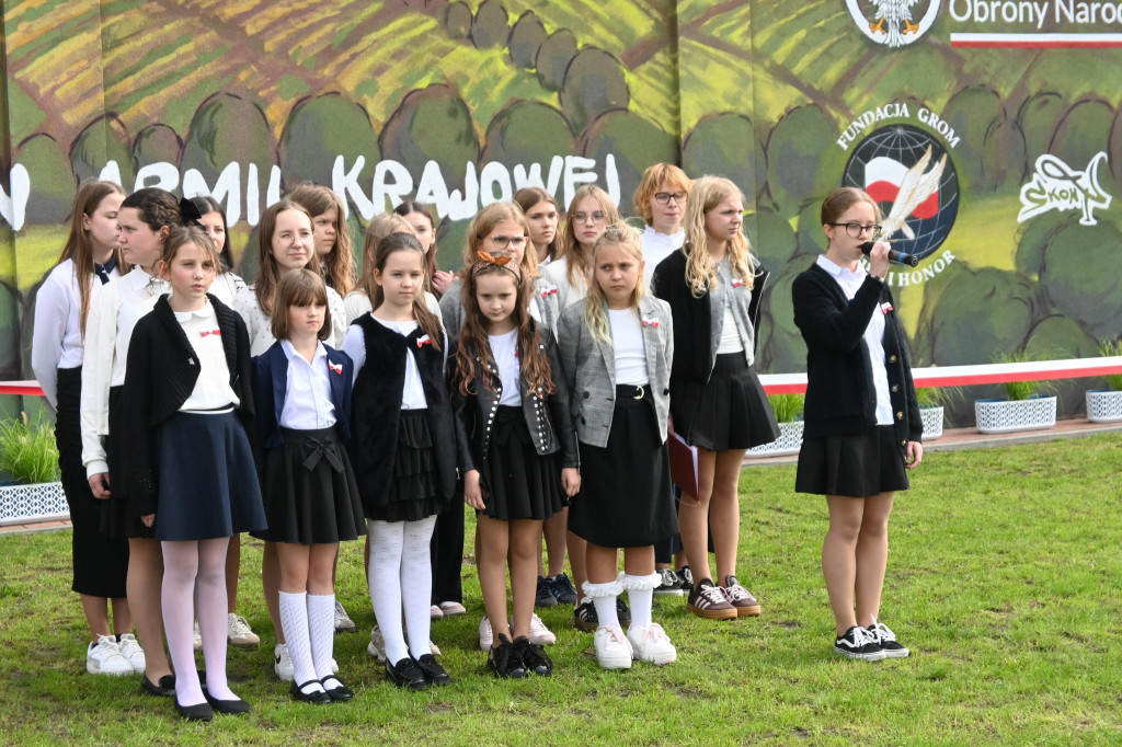 Odsłonięcie muralu w Brzozowie Starym