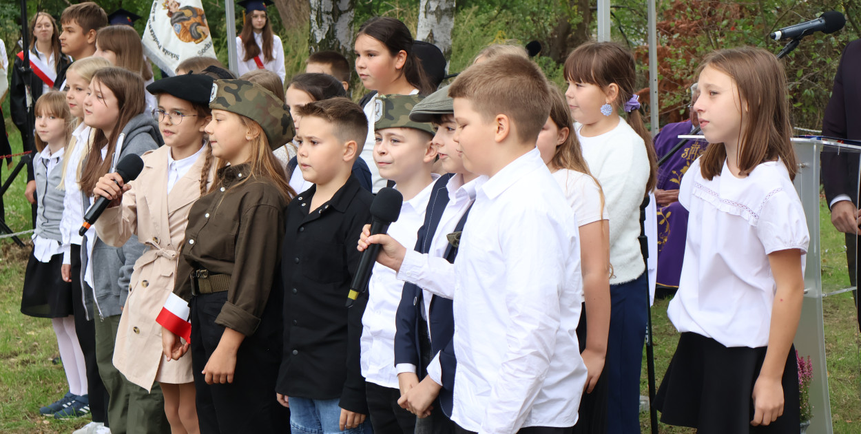 Uroczyście i historycznie pod pomnikiem w Boryszewie