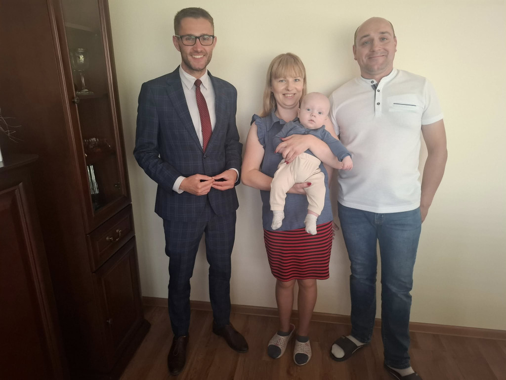 Wójt Rybna z wizytą u maluchów