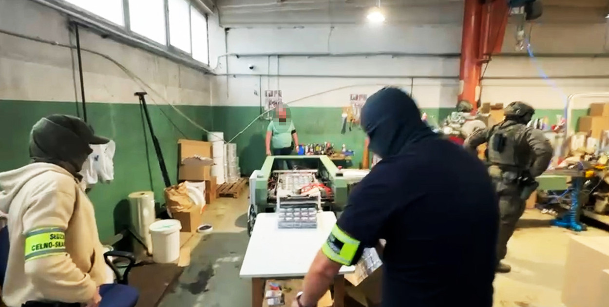 Nielegalna paczkowalnia papierosów