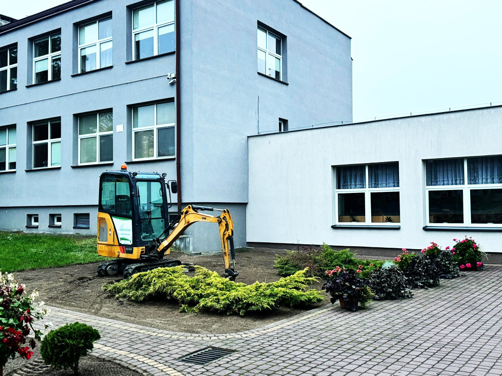 Trwają prace nasadzeniowe przy szkołach w Młodzieszynie i Janowie
