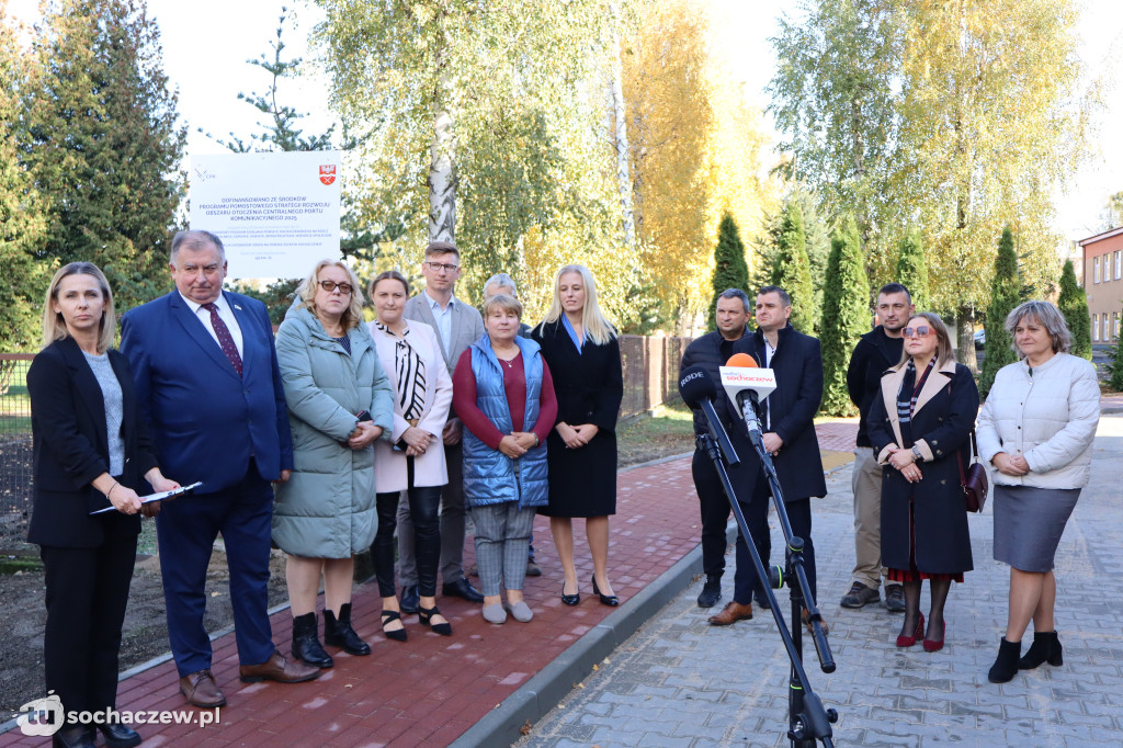 Powiat przy 80-tce: jest droga, nowe chodniki, pomógł CPK