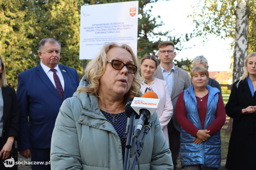 Powiat przy 80-tce: jest droga, nowe chodniki, pomógł CPK