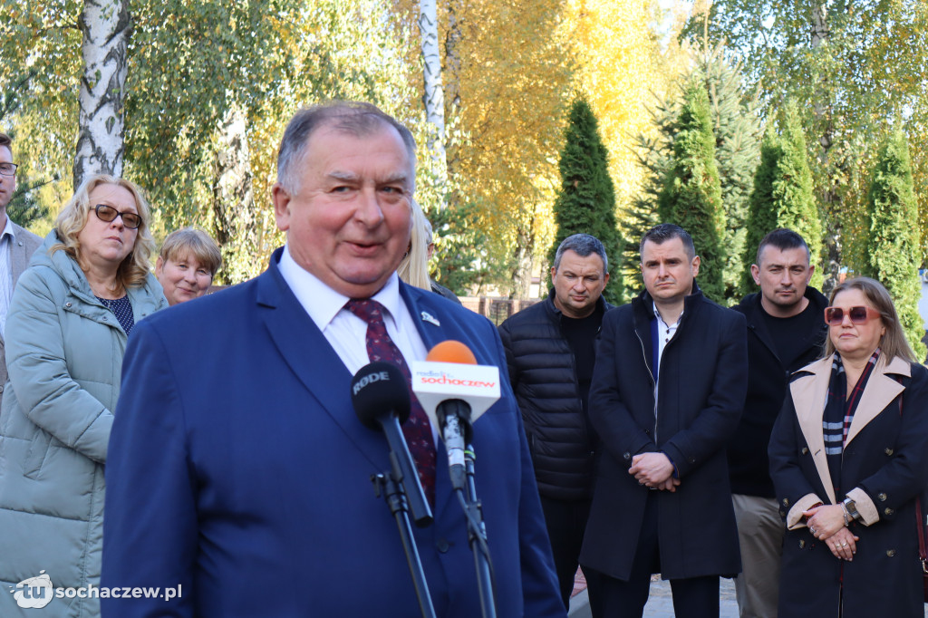 Powiat przy 80-tce: jest droga, nowe chodniki, pomógł CPK