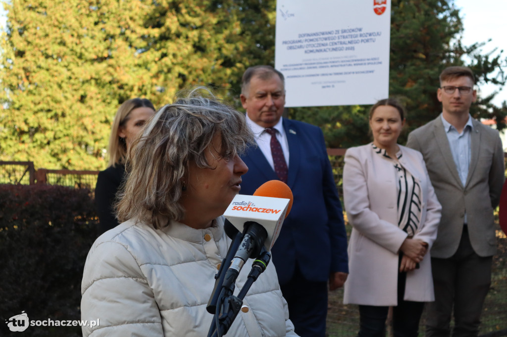 Powiat przy 80-tce: jest droga, nowe chodniki, pomógł CPK
