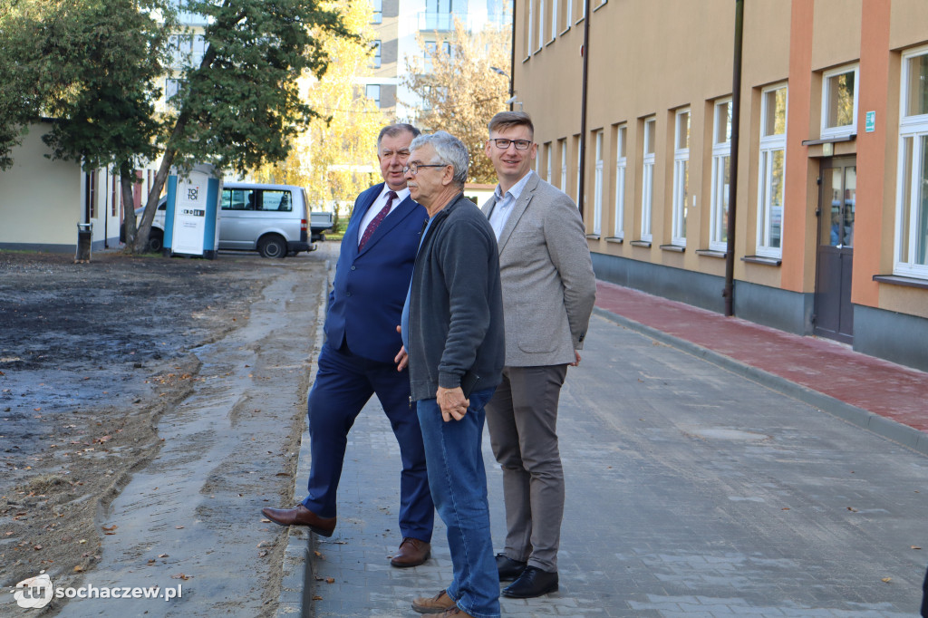 Powiat przy 80-tce: jest droga, nowe chodniki, pomógł CPK