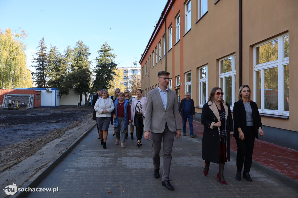 Powiat przy 80-tce: jest droga, nowe chodniki, pomógł CPK