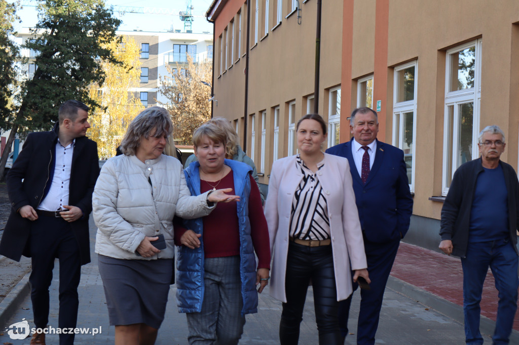 Powiat przy 80-tce: jest droga, nowe chodniki, pomógł CPK