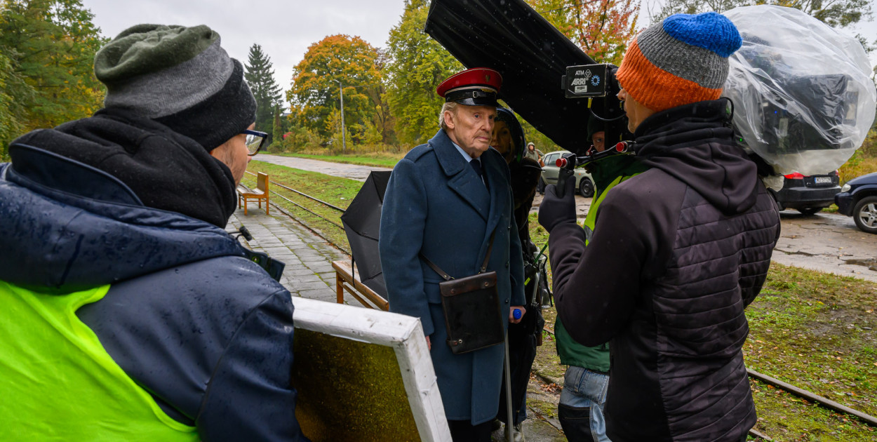 Daniel Olbrychski na planie sochaczewskiej wąskotorówki